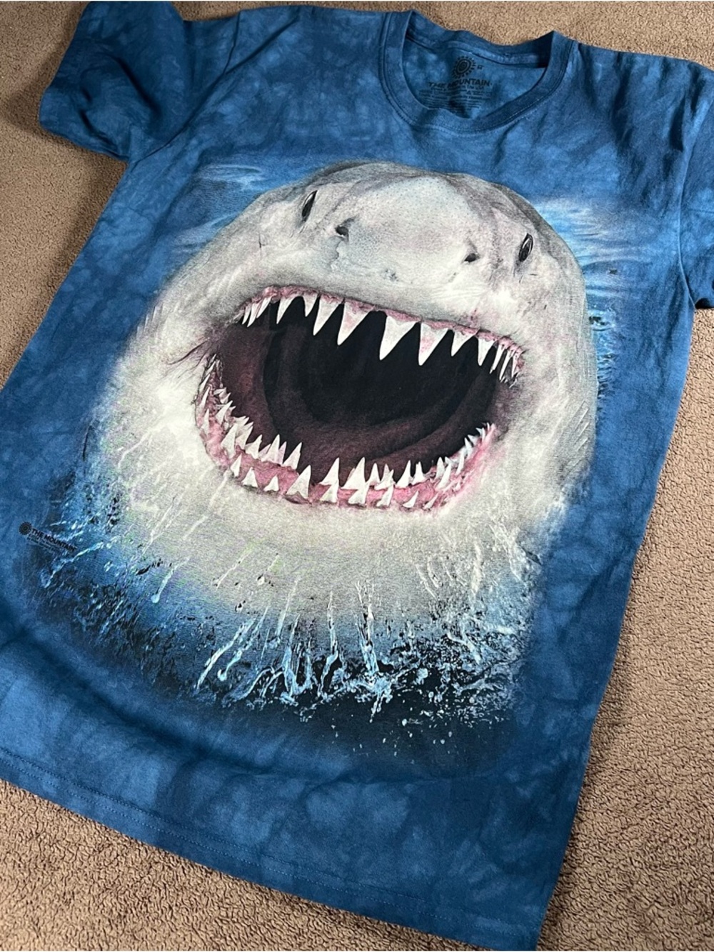 THE MOUNTAIN GREAT WHITE SHARK BITE OPEN JAWS TIE DYE MEDIUM T-SHIRT OCEAN